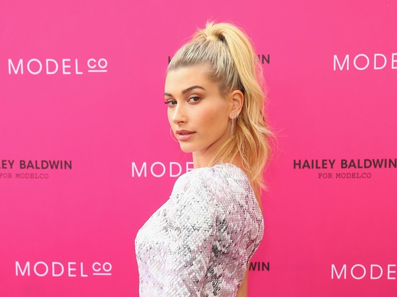 ヘイリー・ボールドウィンの「夏の必須アイテム」になぜか世間がザワつく