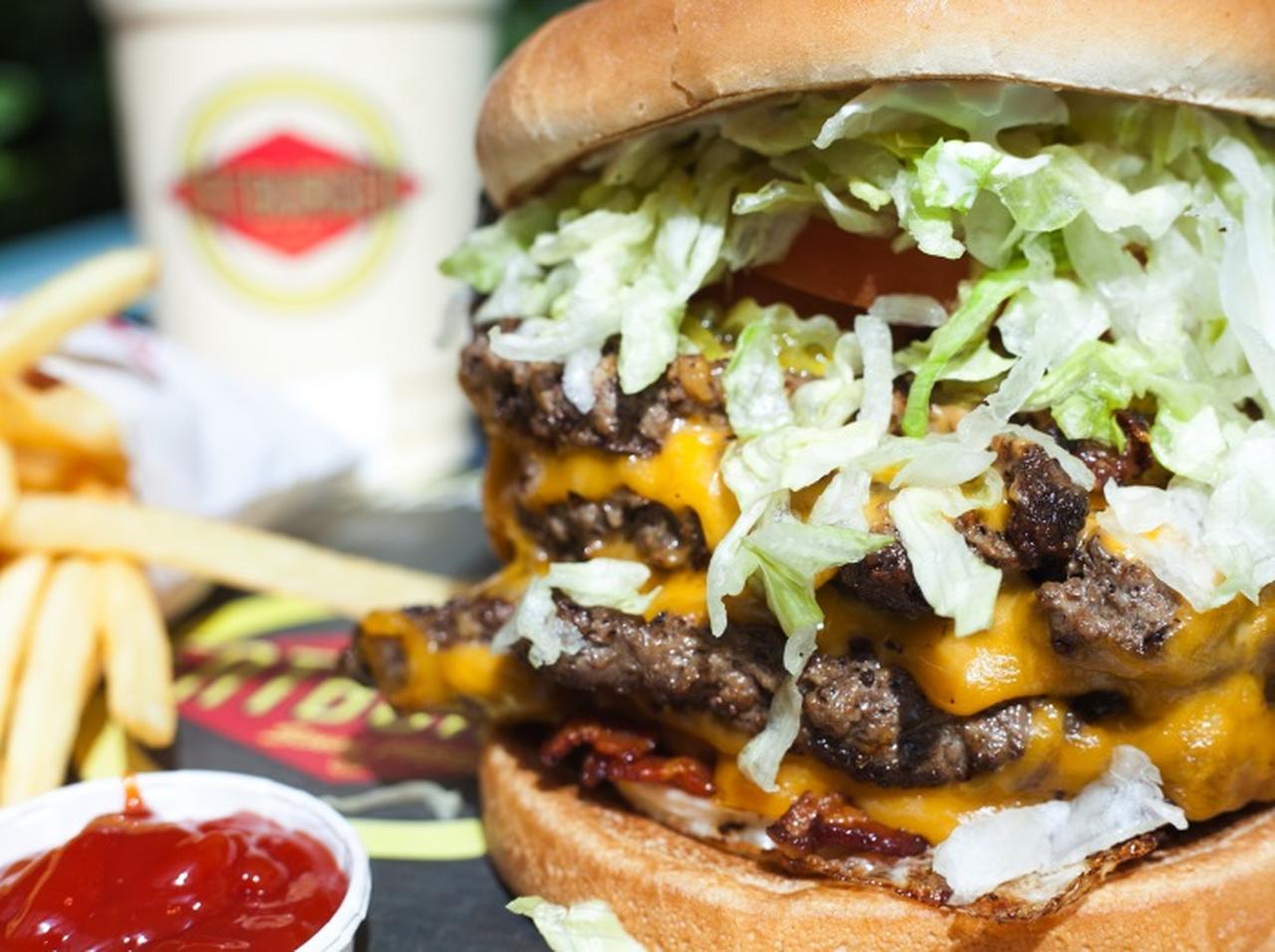 LA発の老舗グルメバーガー店「FATBURGER」が初上陸!