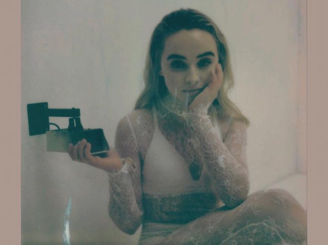 サブリナ・カーペンター、新ＭＶ「エイリアン」公開