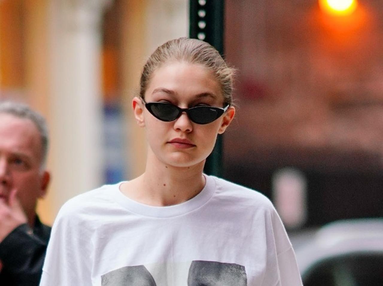 ジジ・ハディッド、最新パンツコーデで友情をアピール!?