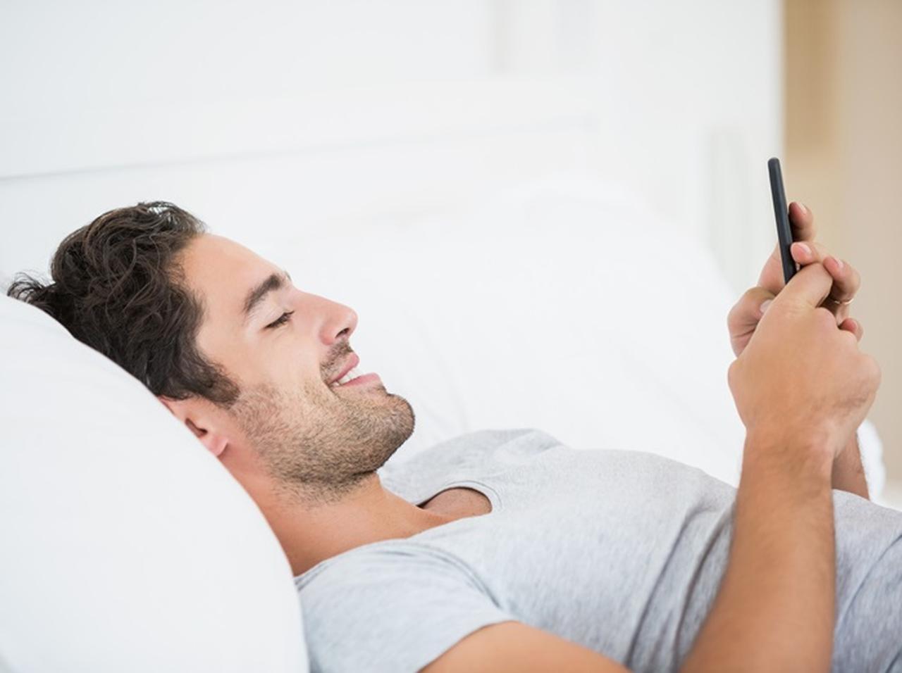 テレビ電話中に寝てしまった彼女に彼氏が可愛すぎる「イタズラ」を決行