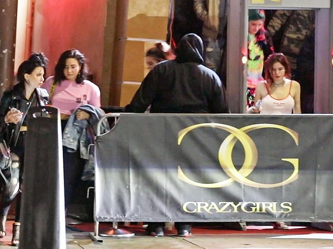 デミ・ロヴァートとベラ・ソーン、ストリップクラブで元アイドルが女子会【写真アリ】