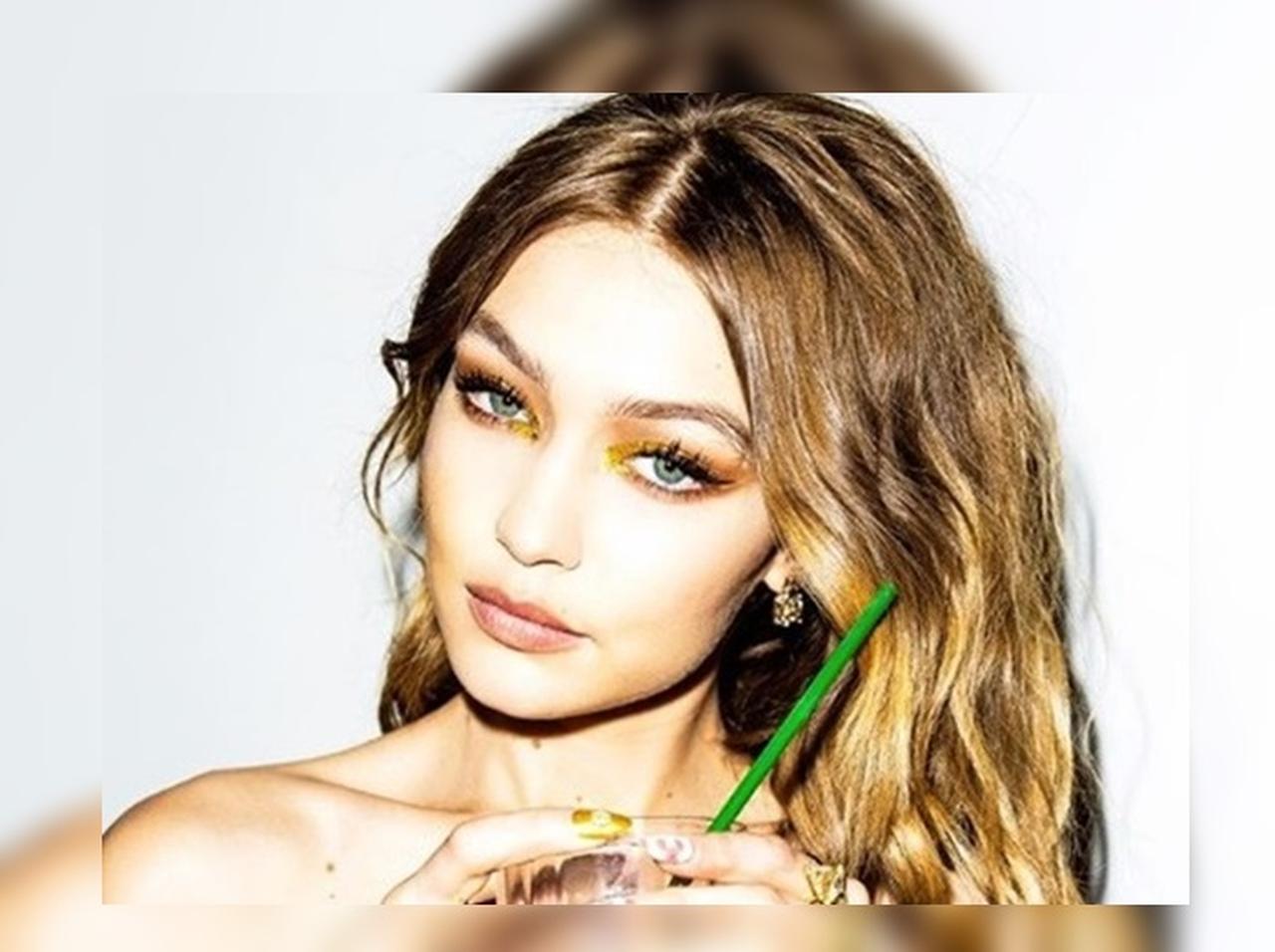 祝23歳！ジジ・ハディッド、誕生日ルックは「ゴールド一色」で華やかに