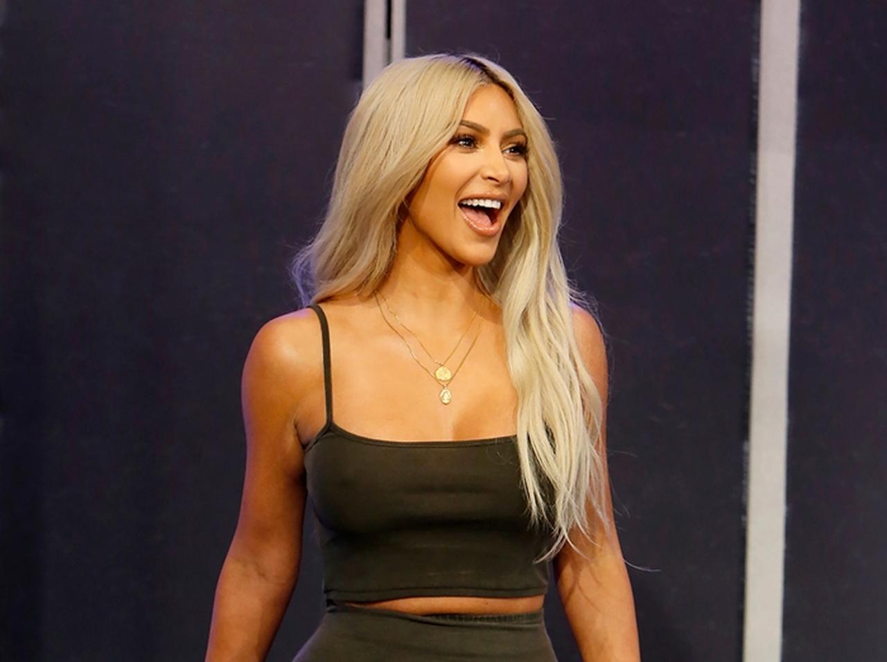 キム・カーダシアン、「乳首」の話で妹をコワがらせる