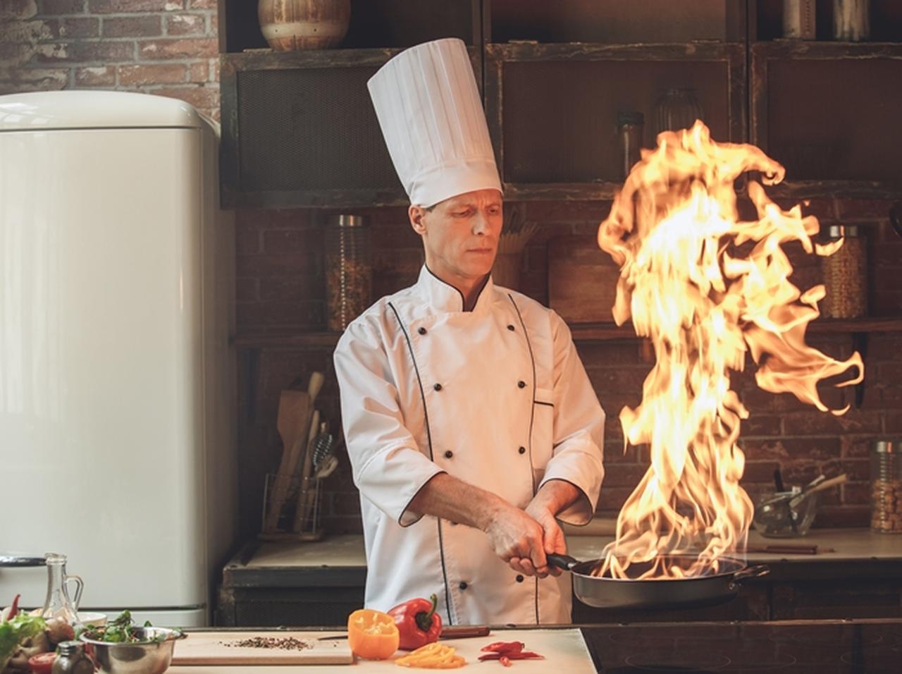 火を使ったパフォーマンス、「ある理由」で失敗するも店内大爆笑