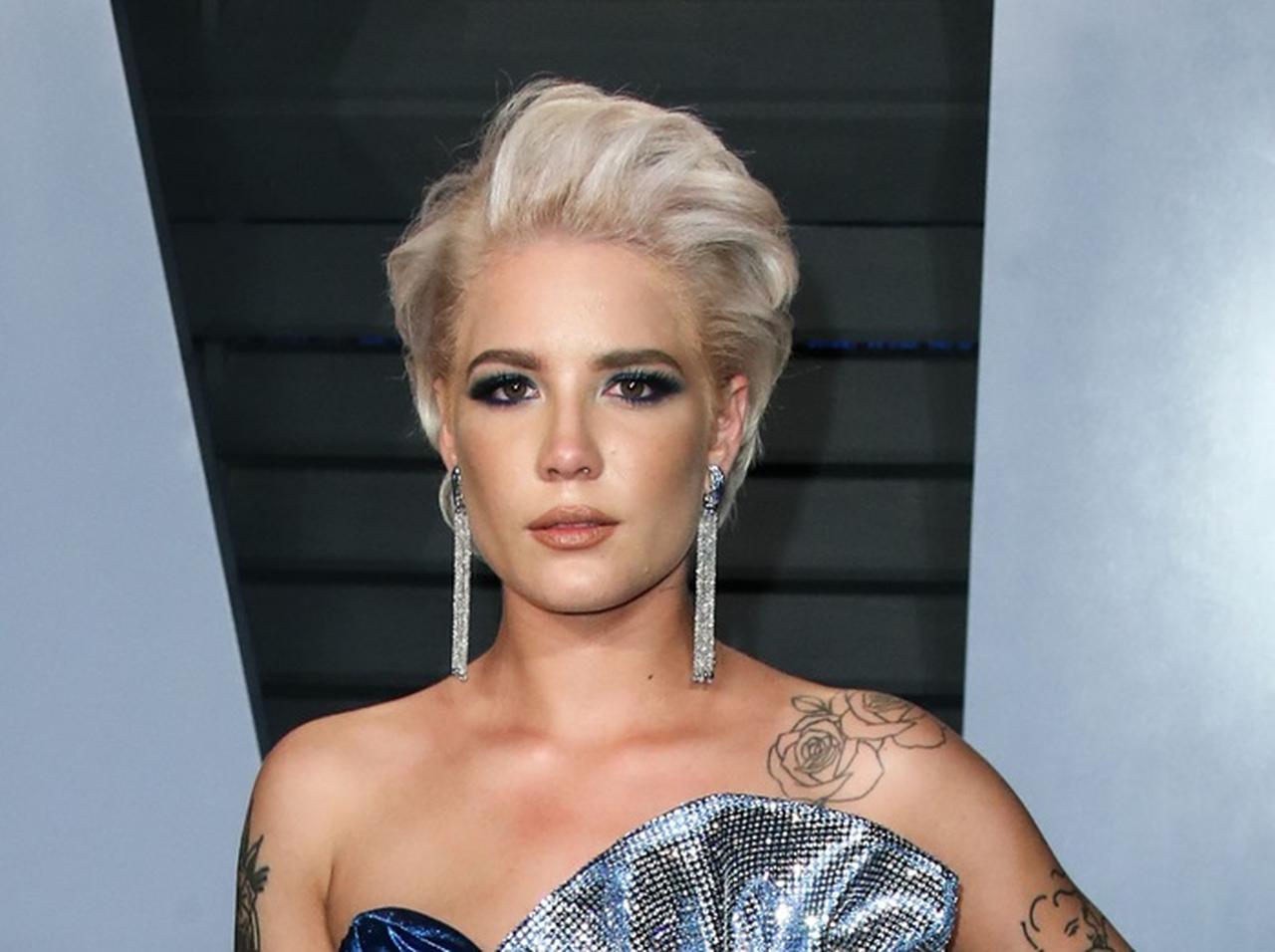 「未処理のわき毛」を突っ込まれたホールジー、秀逸な一言で反撃