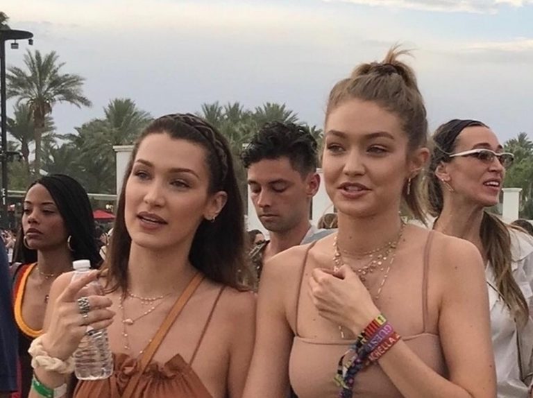 ジジ&ベラ・ハディッド姉妹、フェスでの双子デニムコーデがオシャレ!