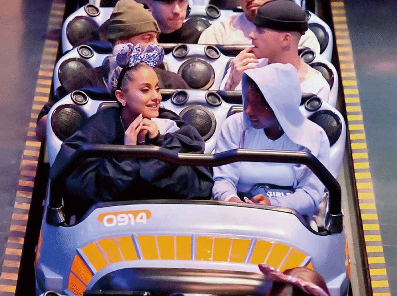 ディズニーランドで楽しむ、アリアナ・グランデを激写!