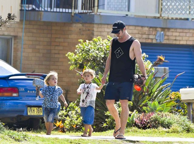 マイティ・ソー役ヘムズワースの息子、愛用するオモチャがやっぱりソーだよね【写真】