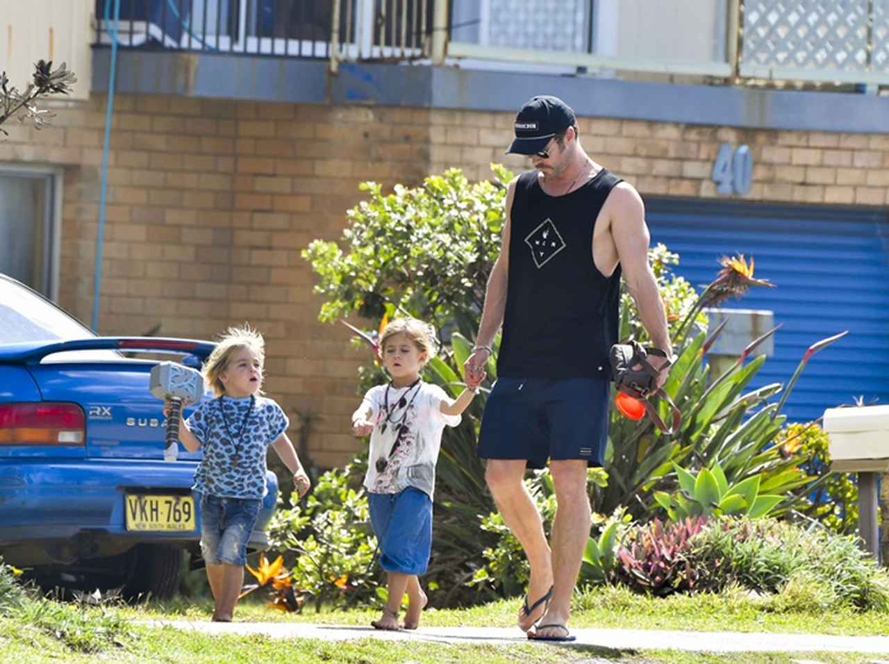 マイティ・ソー役ヘムズワースの息子、愛用するオモチャがやっぱりソーだよね【写真】