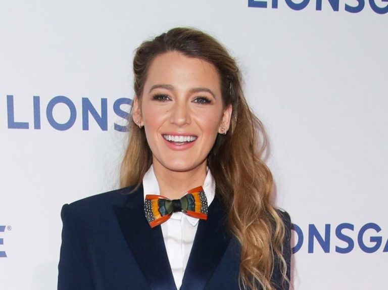 ブレイク・ライヴリー、ミニ丈のジャケットドレスで美脚を披露！