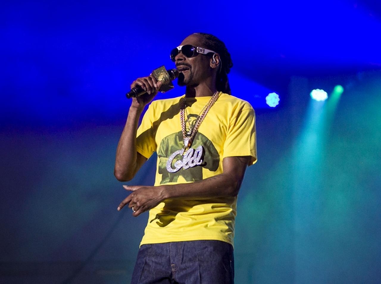 スヌープ・ドッグが着用している「黒いピラミッド」と描かれた服が気になる