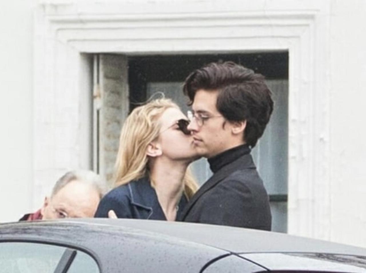 元ディズニー子役コール・スプラウスと若手女優の「初々しいキス」を激写