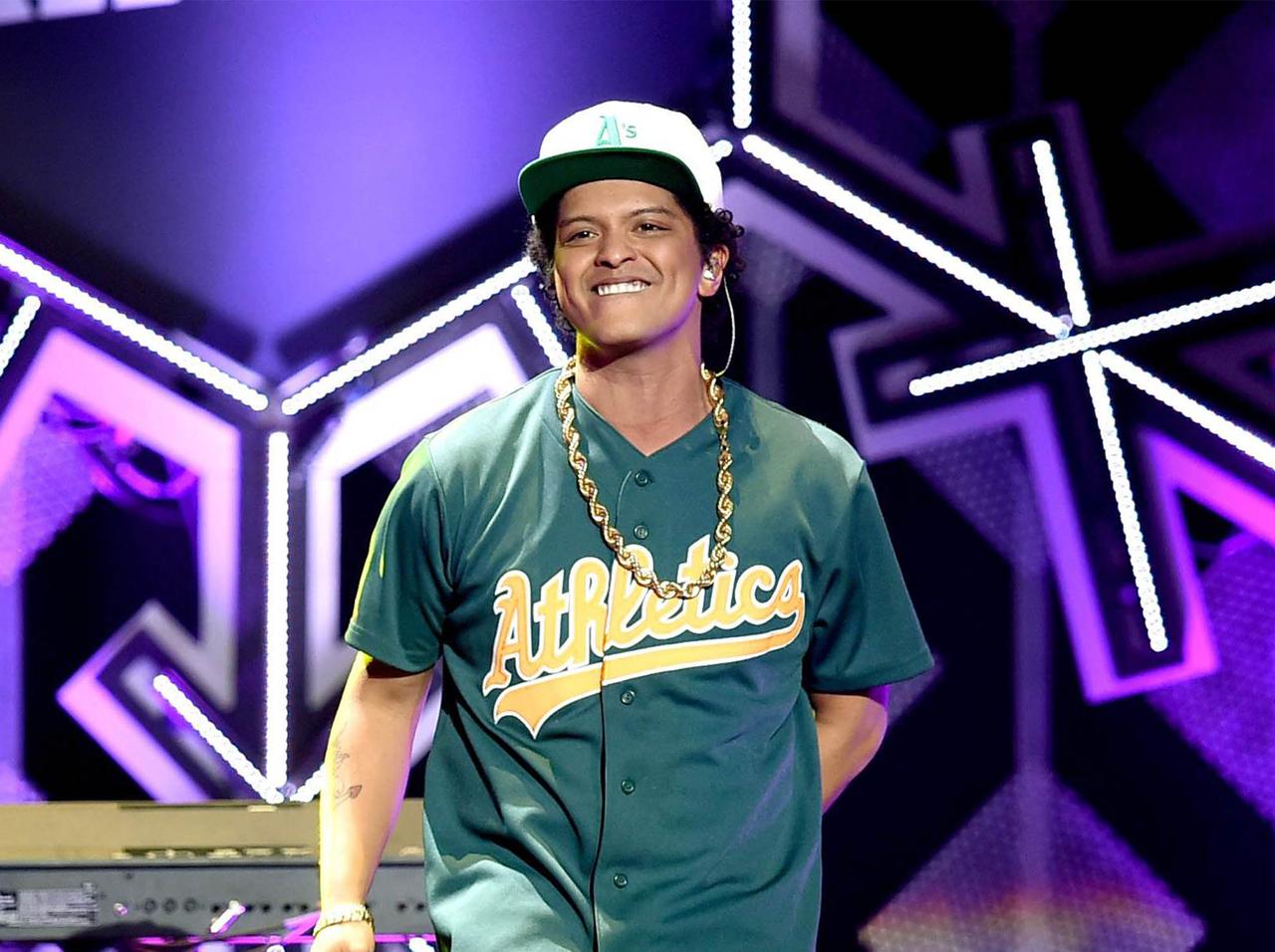 来日中ブルーノ・マーズのドラマーの「驚きの正体」とは？