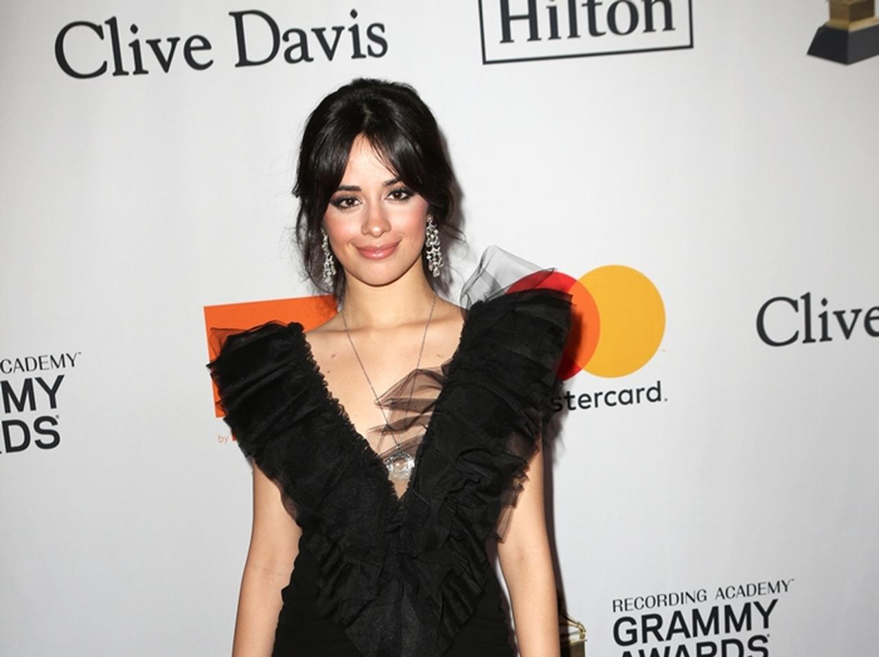 カミラ・カベロ、ステージが終わるとすぐに彼の元へ行きキス