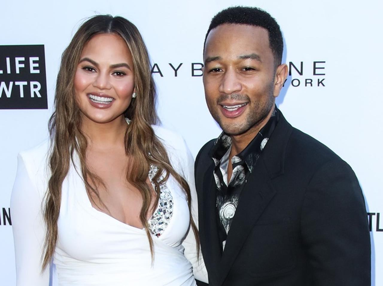 クリッシー・テイゲン、第2子の写真&名前を公開！夫ジョンが由来を明かす