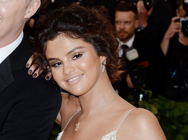 セレーナ・ゴメス、レッドカーペットでのバッグに隠された「あるメッセージ」とは？