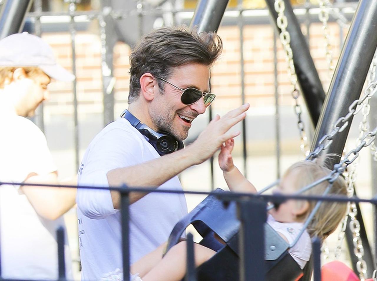 ブラッドリー・クーパー、1歳の愛娘と遊ぶレア写真を入手【写真アリ】