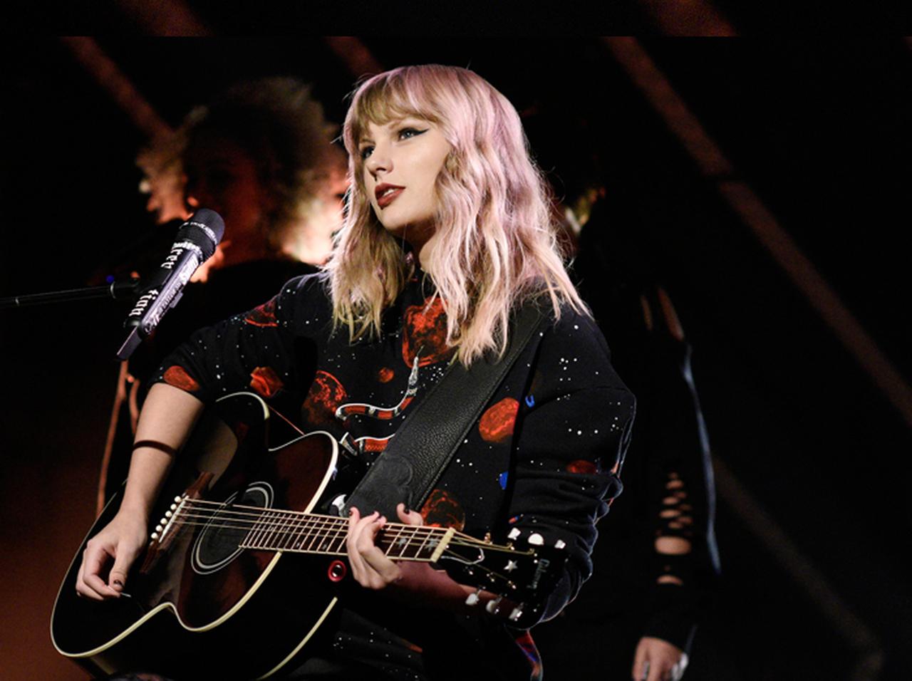 テイラー・スウィフトがツアーリハで愛用のスニーカーは12,000円!日本でも購入可