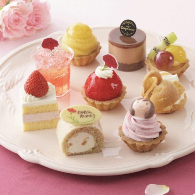 コージーコーナー、華やかなプチケーキセットなど「母の日」限定スイーツを発売