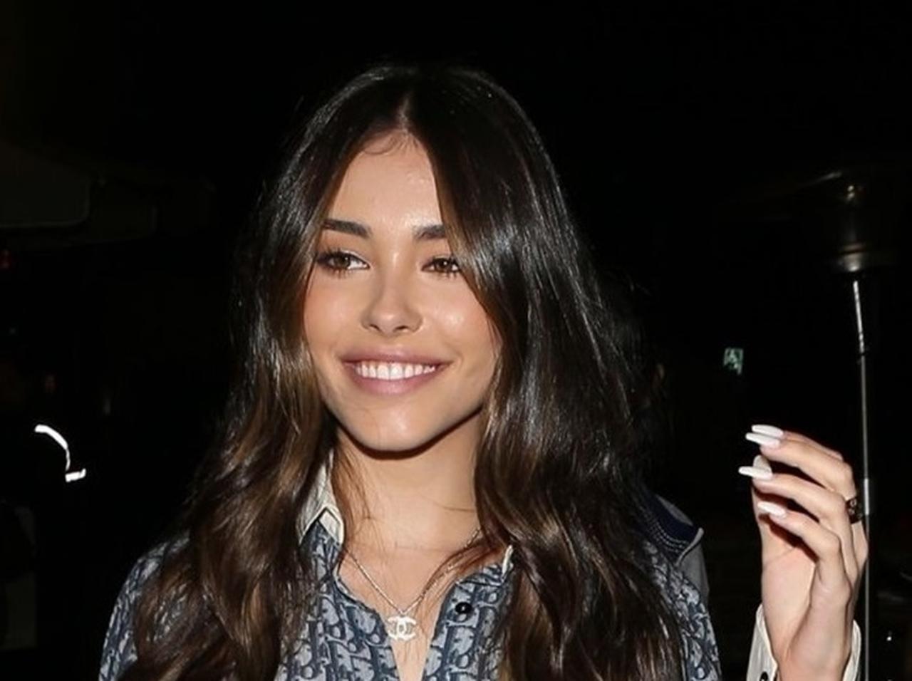 マディソン・ビアー、子供っぽくならないデニムショーパンの着こなし方