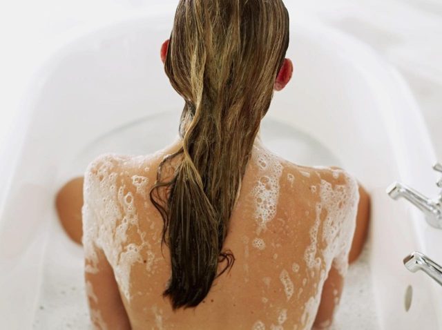 髪の洗い方が、背中ニキビの原因に？セレブが解決法を教えます！