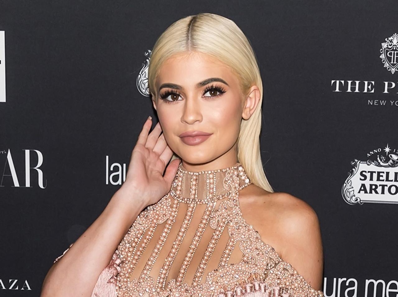 年商460億円超、20歳カイリー・ジェンナーのコスメブランドを実母が乗っ取り