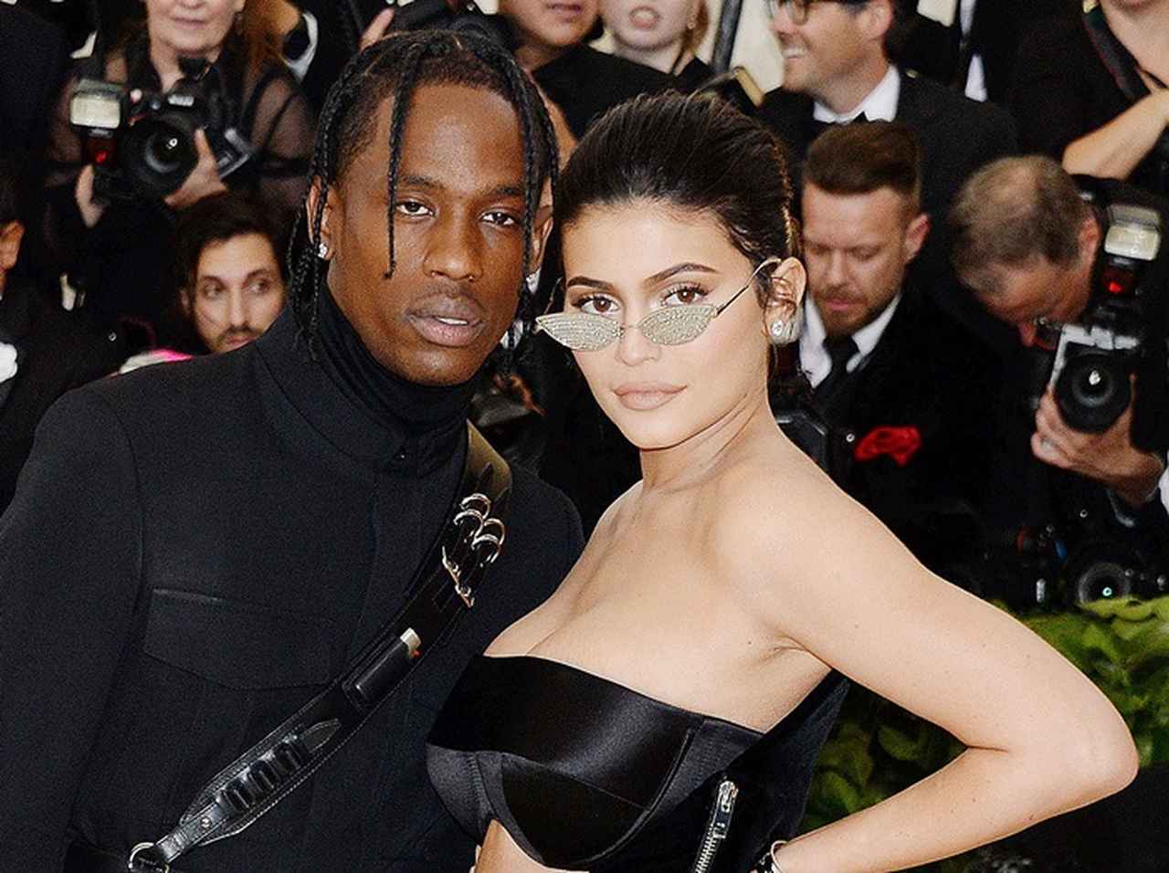 カイリー・ジェンナー、娘の父親はイケメンボディガード説をたった一言で一蹴