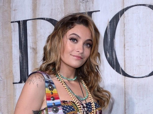 パリス・ジャクソンがファッションショーを途中退場、その原因は「馬」