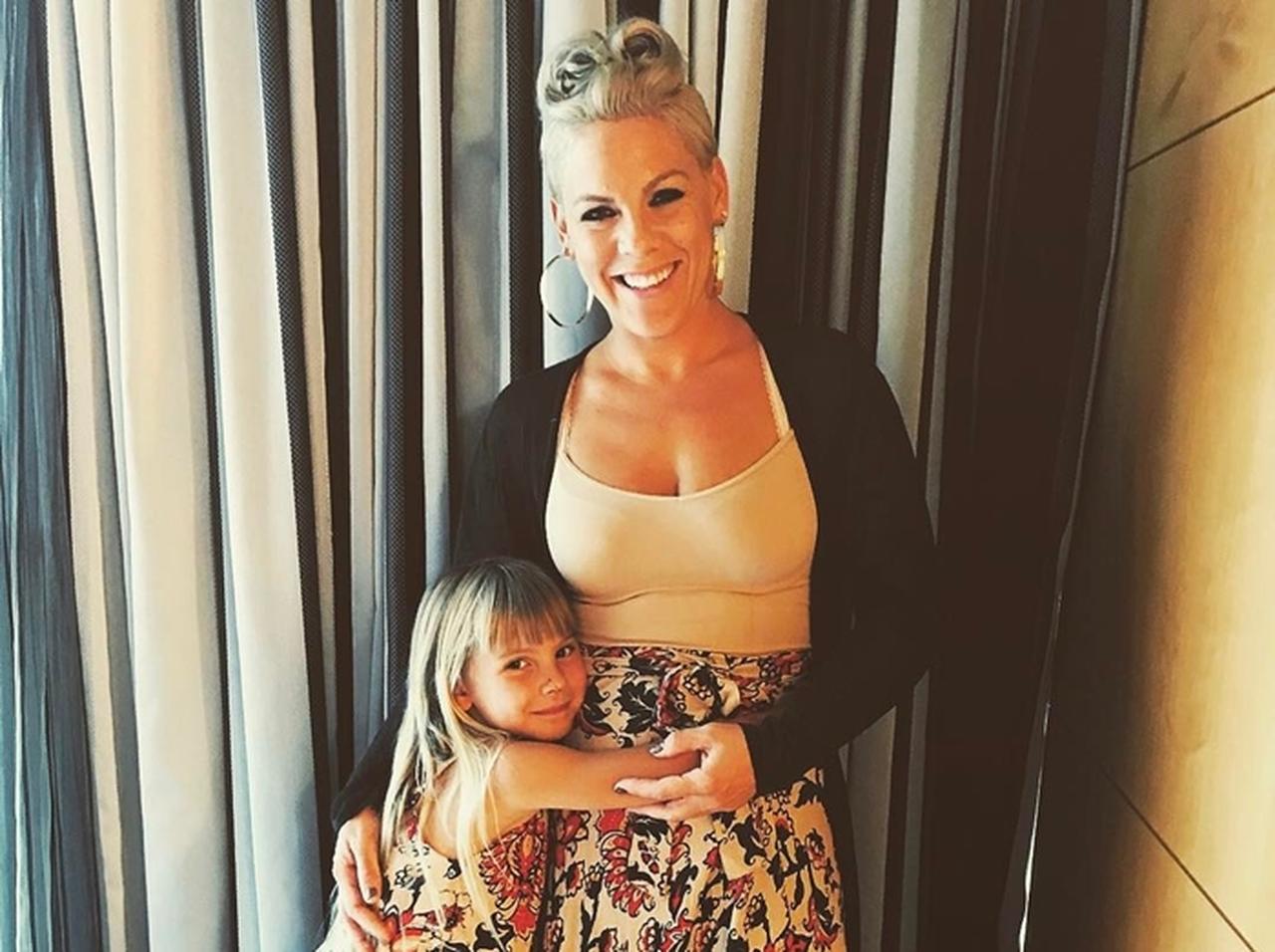 ピンクの娘、母親のコンサート中に楽しんでいたこととは