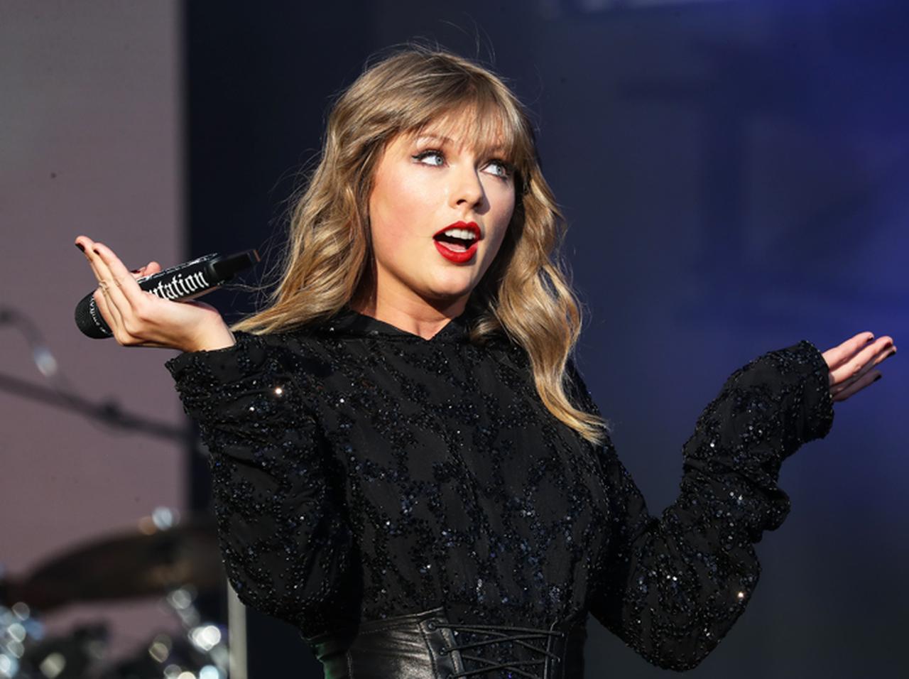 テイラー・スウィフトがダンサーの「トシ」を解雇!原因はSNSへの問題投稿