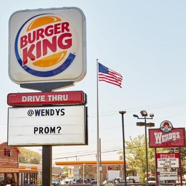バーガーキングがライバル店「ウェンディーズ」をプロムに誘う、爆笑のやり取りがコチラ