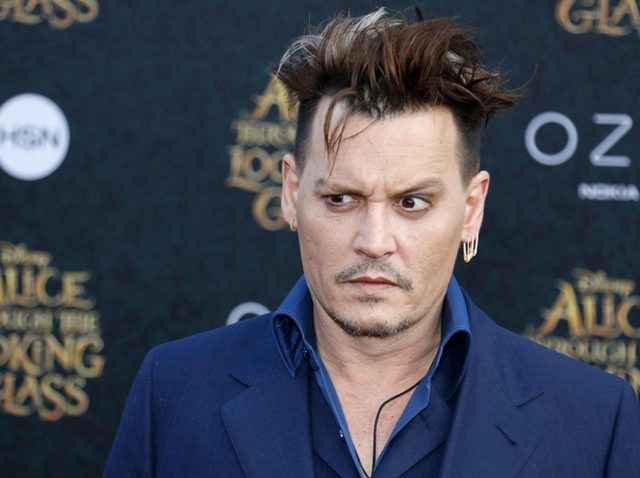 ジョニー・デップ、女性ファンから「下着」を投げつけられて驚きの行動に出る