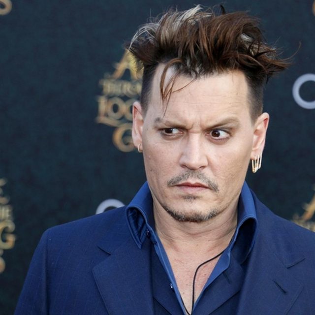 ジョニー・デップ、女性ファンから「下着」を投げつけられて驚きの行動に出る