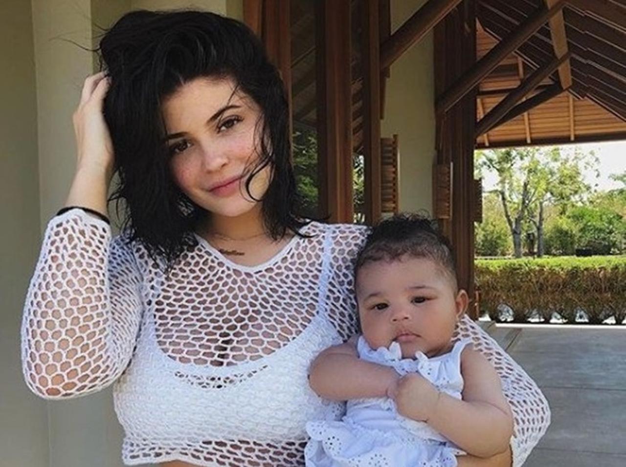 カイリー・ジェンナー、3ヵ月の娘のスニーカーが驚きの値段