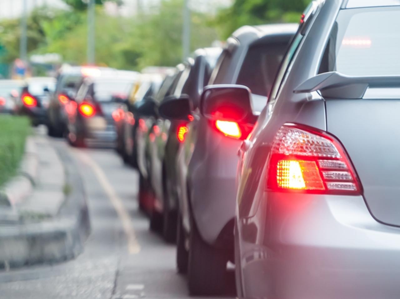 渋滞中に道路で「ある行動」に出た女性が強者すぎる