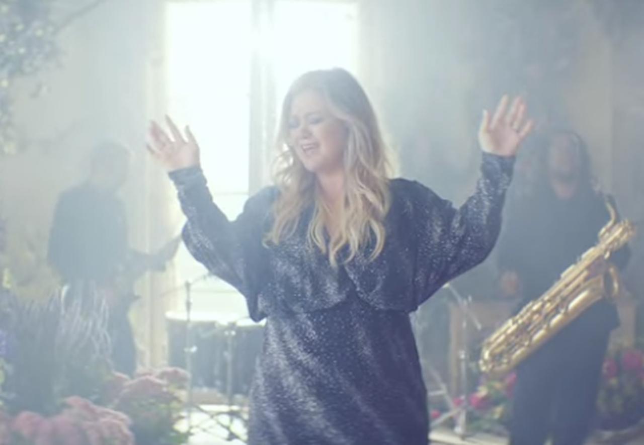 ケリー・クラークソン、「ミーニング・オブ・ライフ」MVに愛娘と愛息子が登場