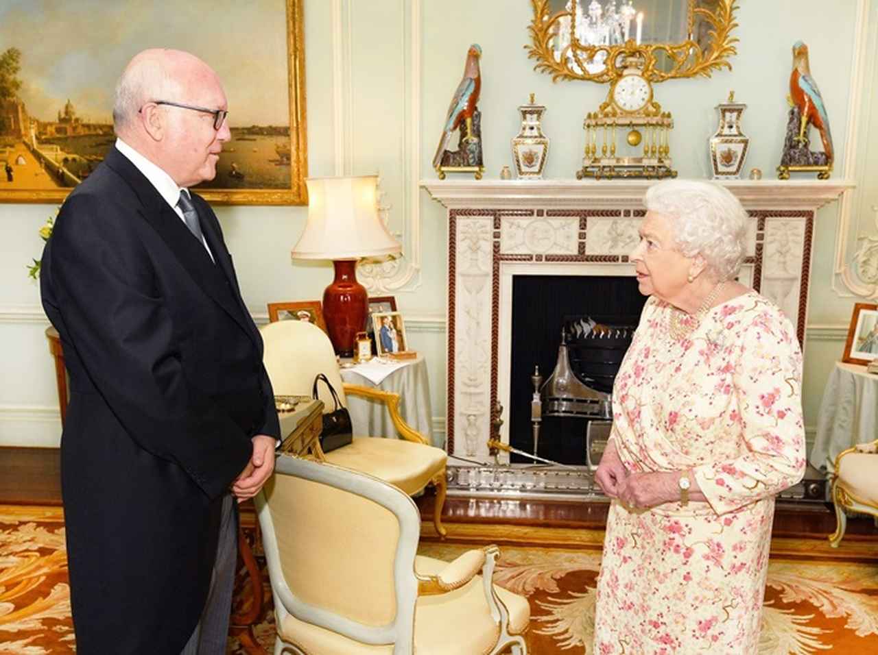 エリザベス女王の部屋の「ある部分」にズームしたファンが歓喜、その理由とは？