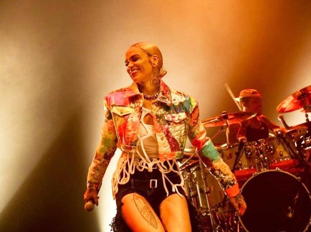 全身タトゥーの歌姫ケラーニ、初の日本単独公演で起こった面白ハプニングとは？