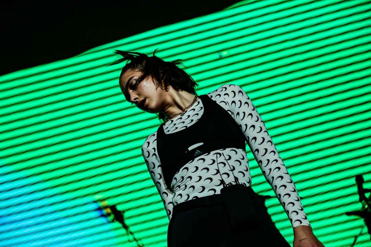 デュア・リパ、公演前に原宿で「たくあん」食べながら買い物してた