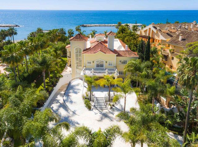 プール底に直筆サイン！ピカソが別荘として使っていた豪邸の内部を公開