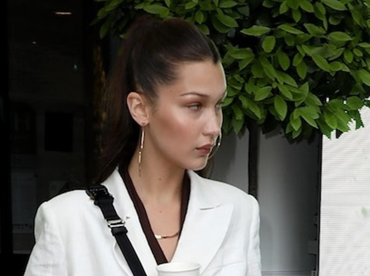 ベラ・ハディッドによる、真似したいジャケット×スニーカースタイル