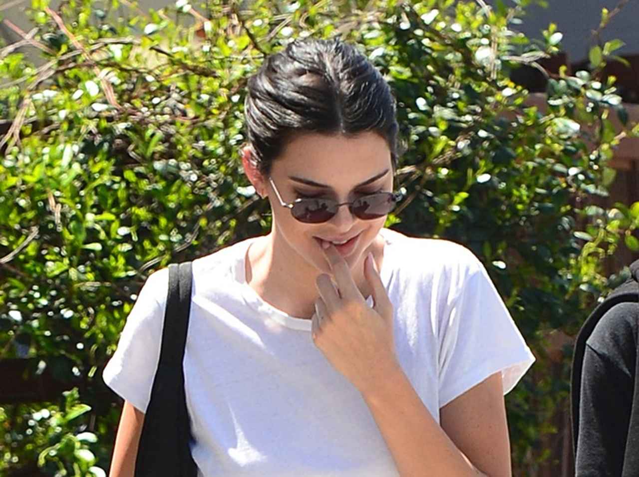 ケンダル・ジェンナー流、白Tシャツのクールな着こなし方