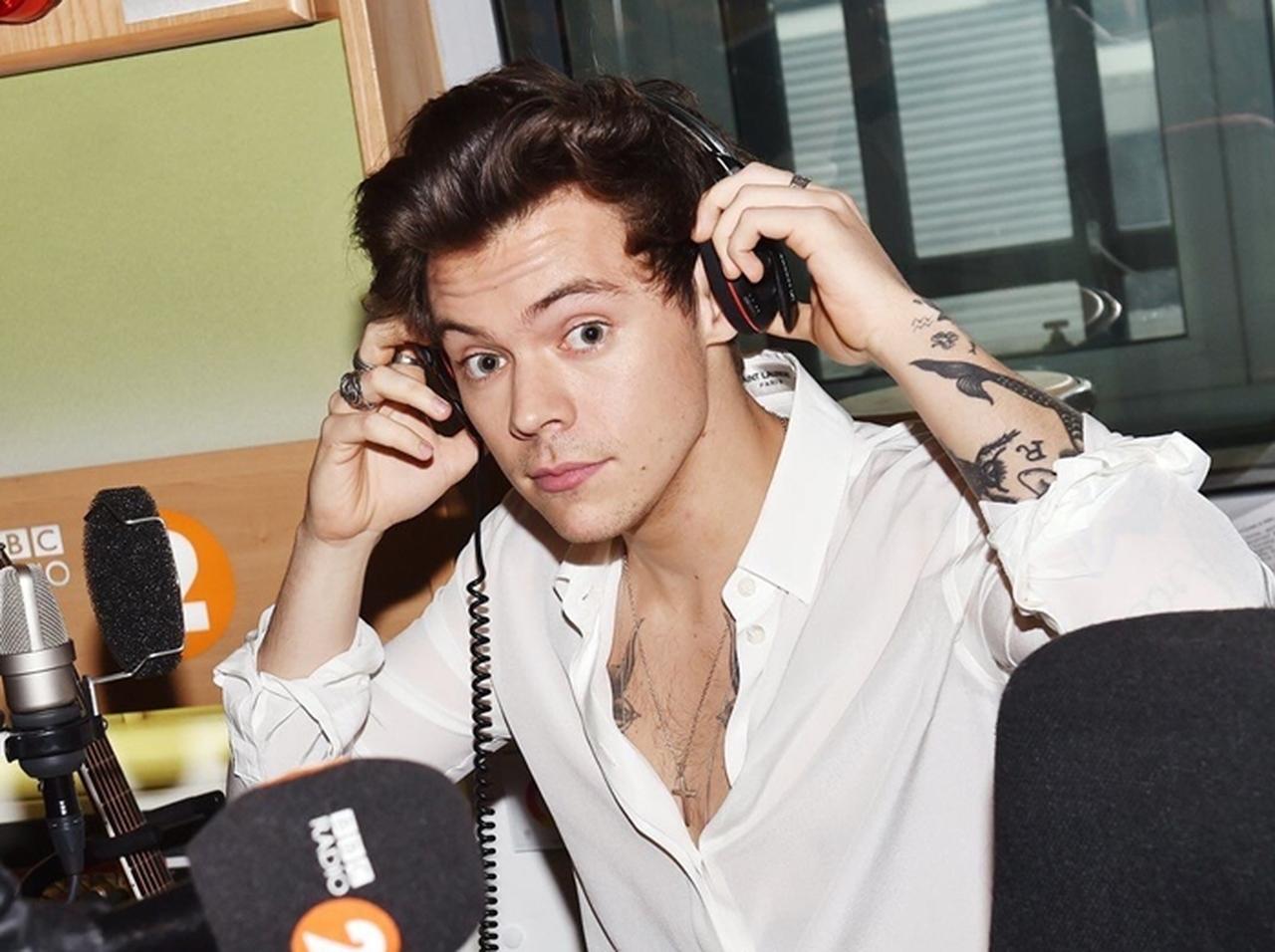 ブラジャーに生理用品、ハリー・スタイルズの強烈すぎる「珍・武勇伝」とは？