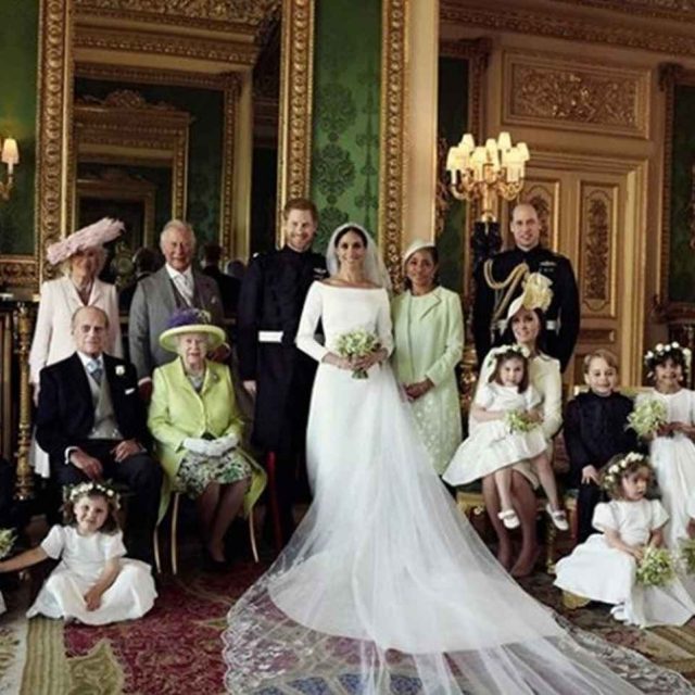 ヘンリー王子&メーガン妃、結婚式の公式写真の「幸せオーラ」にうっとり