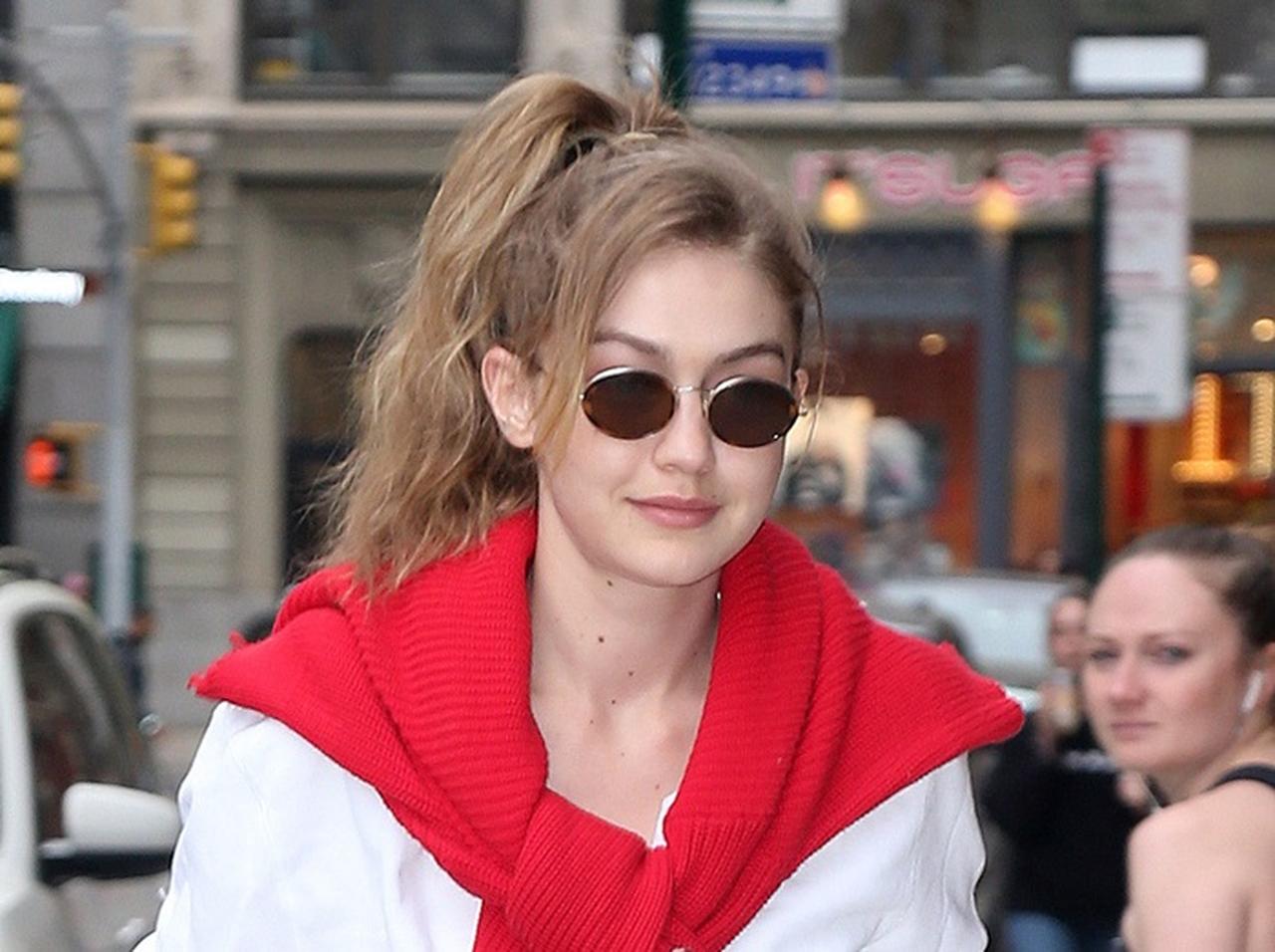 ジジ・ハディッド、デニムスタイルに「赤」を上手に差し色する方法