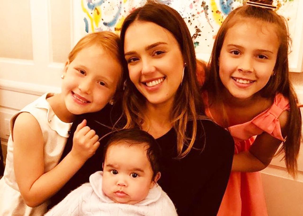 ジェシカ・アルバの0歳長男が見せた完璧すぎる「営業スマイル」がクセになる