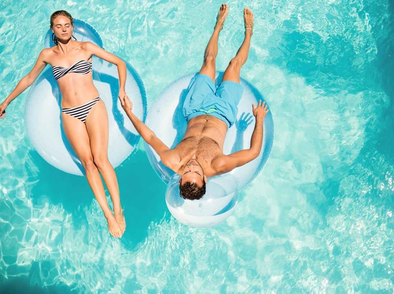 彼氏がいなくても「彼氏がいる気分を味わえる浮き輪」がシュールすぎる