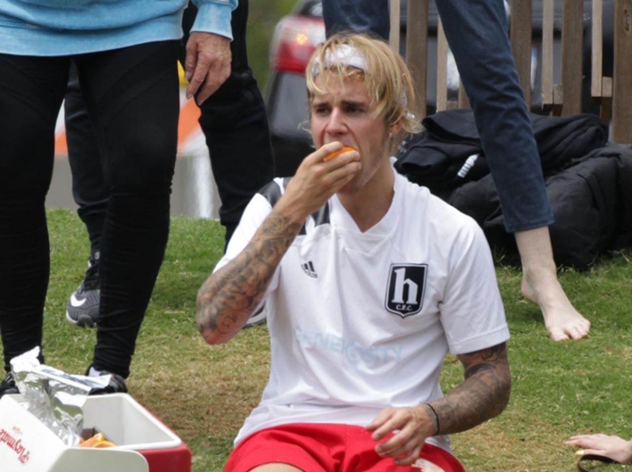 ジャスティン・ビーバーの「オレンジの食べ方」が独特すぎて笑う