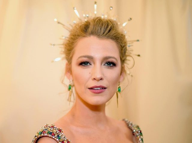 ブレイク・ライヴリー、制作時間600時間のドレス姿が本物の女神のよう